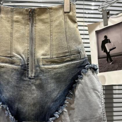 Vintage Streetwear Distressed Burrs Denim Shorts..