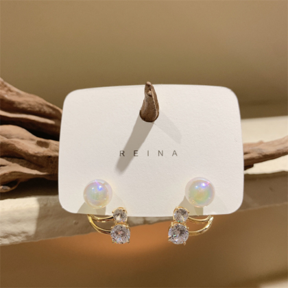 Exquisite Fashion Inlaid Pearl Color Earrings..