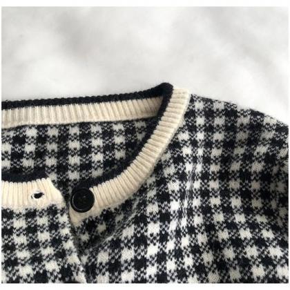 Vintage O-neck Plaid Pattern Cardigan Sweater..