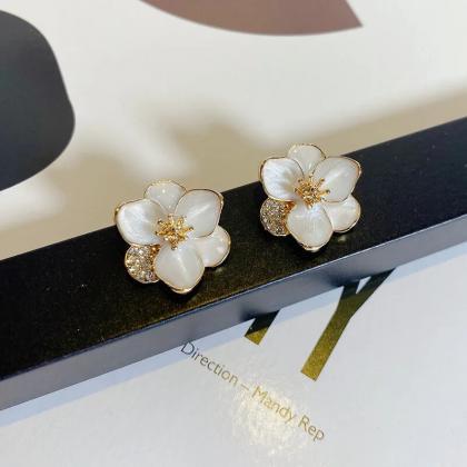 Trending Classic Crystal Flower Stud Earrings..